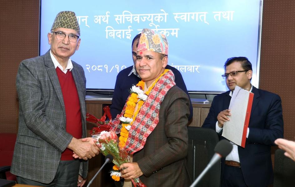 अर्थ सचिवमा उपाध्यायलाई स्वागत र डा.घिमिरेको बिदाइ