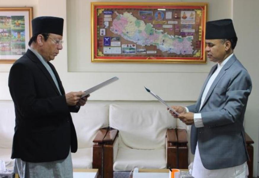 राष्ट्र बैङ्कका सञ्चालक उपाध्यायद्वारा शपथ ग्रहण