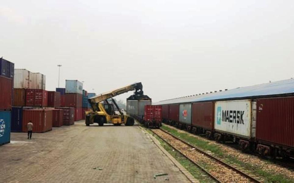 खाली कन्टेनर नहटाइँदा  सुक्खाबन्दगाह भन्सारको ‘यार्ड’  भरिभराउ