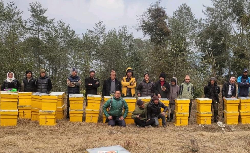 खार्मीका ३६ किसानलाई आधुनिक मौरीका घार