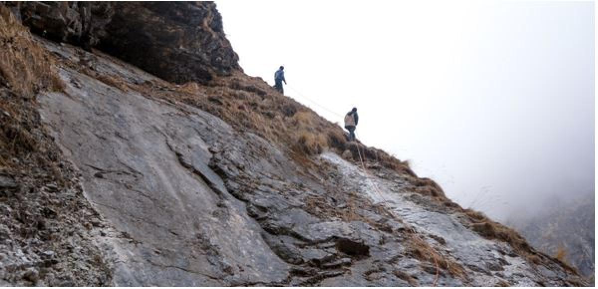 डोरीमा झुण्डीएर यात्रा गर्नुपर्ने बाध्यता