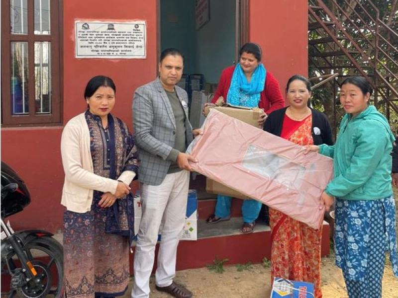 विपन्न महिलालाई अनुदानमा सिलाइ मेसिन वितरण