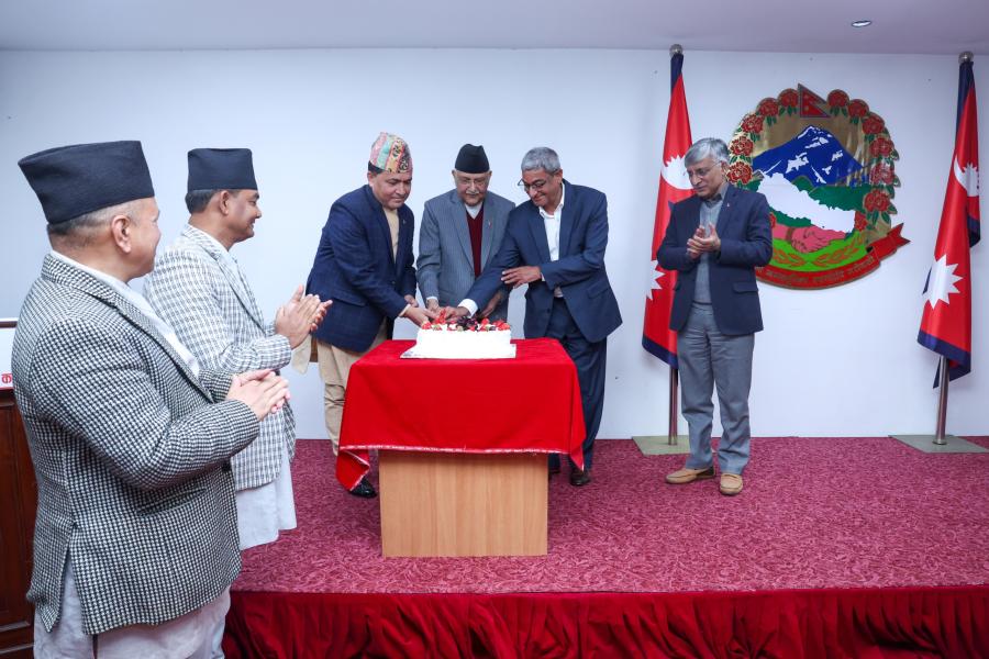 जन्मदिनको शुुभकामना लिएपछि राष्ट्रसेवक कर्मचारीलाई प्रधानन्त्रीको आग्रह–“सुशासन र समृद्धिको यात्रामा साथ दिएर शुुभकामनालाई सार्थक बनाइदिनुुस्...’’