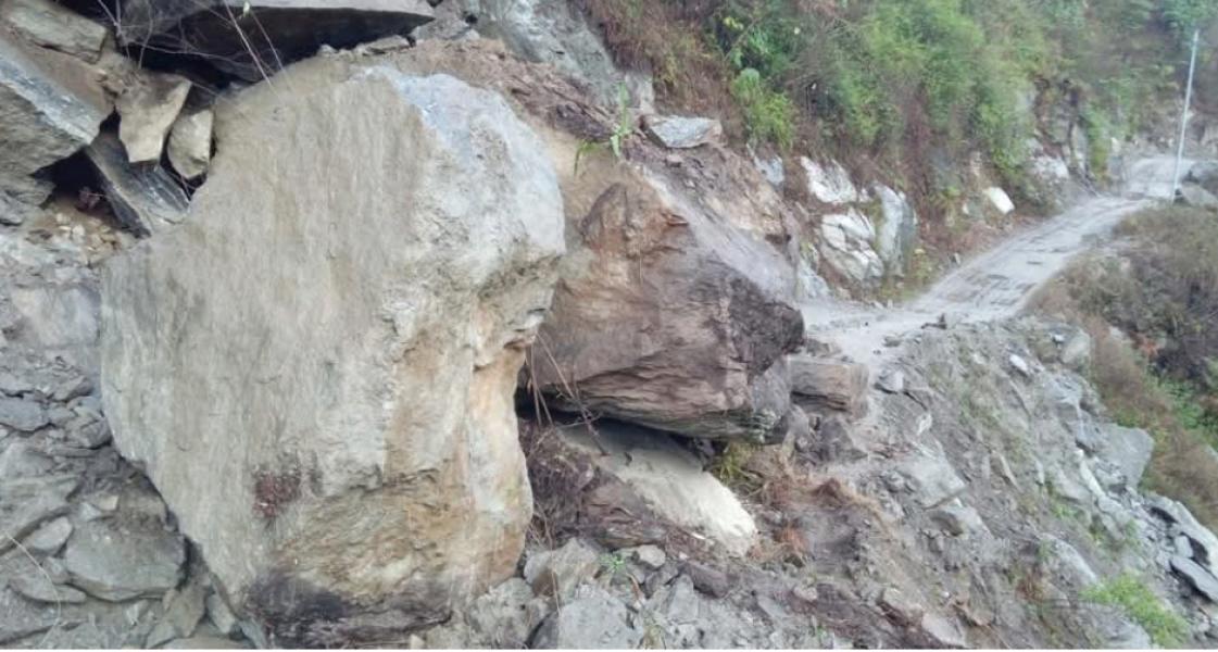 खाँदबारी–किमाथाङ्का सडक सुक्खा पहिरोले अवरुद्ध