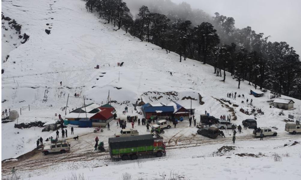 हिउँ खेल्न लोभिएका आन्तरिक पर्यटक रूकुम पूर्वमा