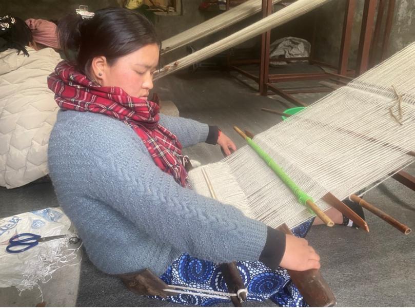 ऊनबाट आम्दानी खोजिरहेका आमा