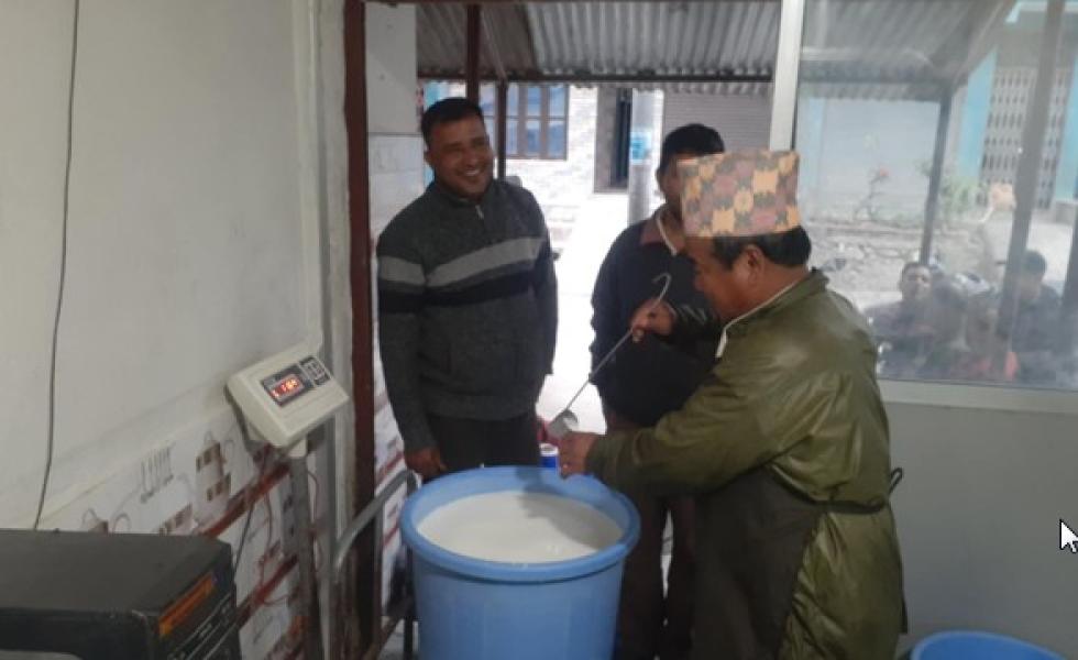 दूध बेचेर मासिक दुई लाख कमाइ !