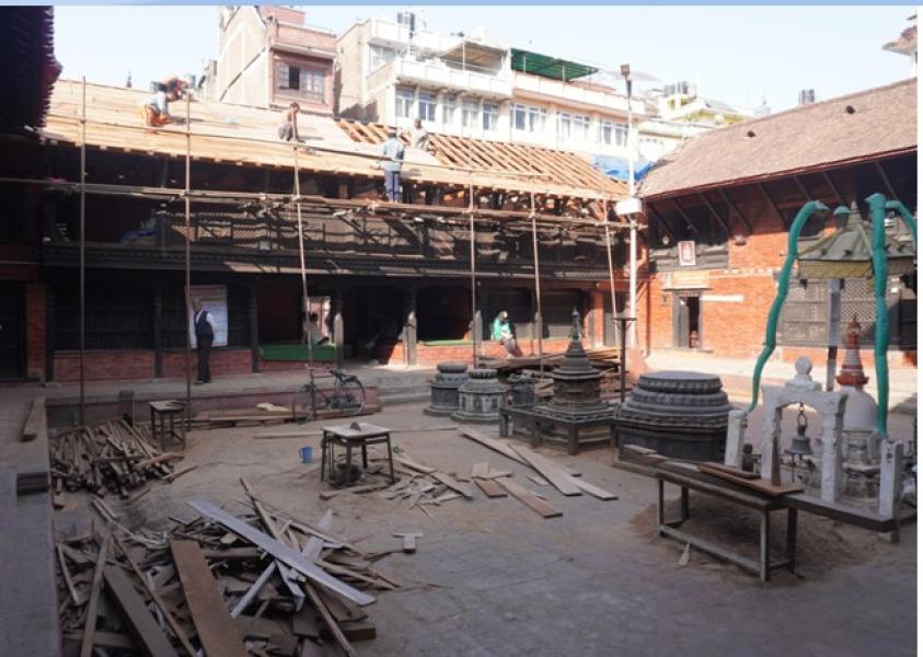 ‘रत्नाकर महाविहार’मा तामाको छाना लगाइँदै