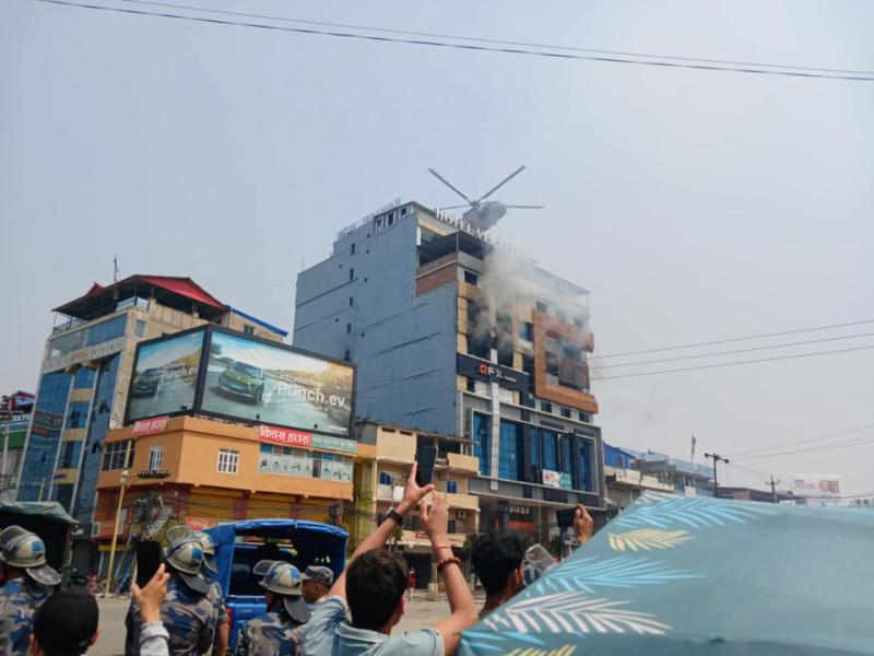 इटहरीको सेन्ट्रल प्लाजामा भएको आगलागीबाट ११ जनाको उद्दार