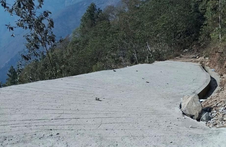 आँबुखैरेनीका तीन सडक धमाधम स्तरोन्नति हुँदै