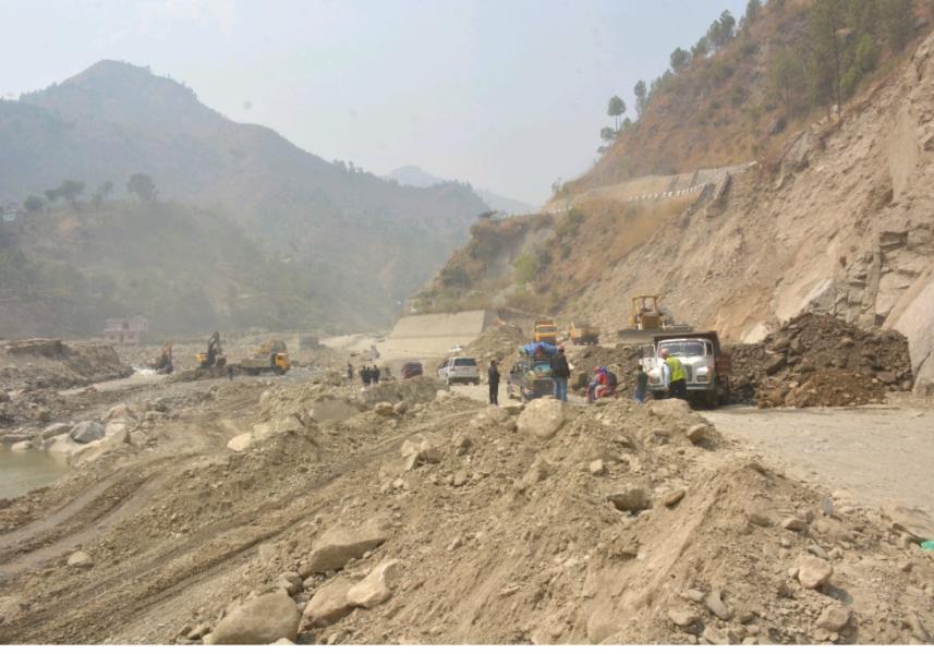 बिपी राजमार्ग : पहिरो प्रभावित क्षेत्रमा वैकल्पिक सडक निर्माण गरिँदै