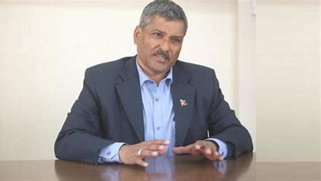 पत्रकार सम्मेलन गरेर बिदा हुदैछन् गभर्नर अधिकारी