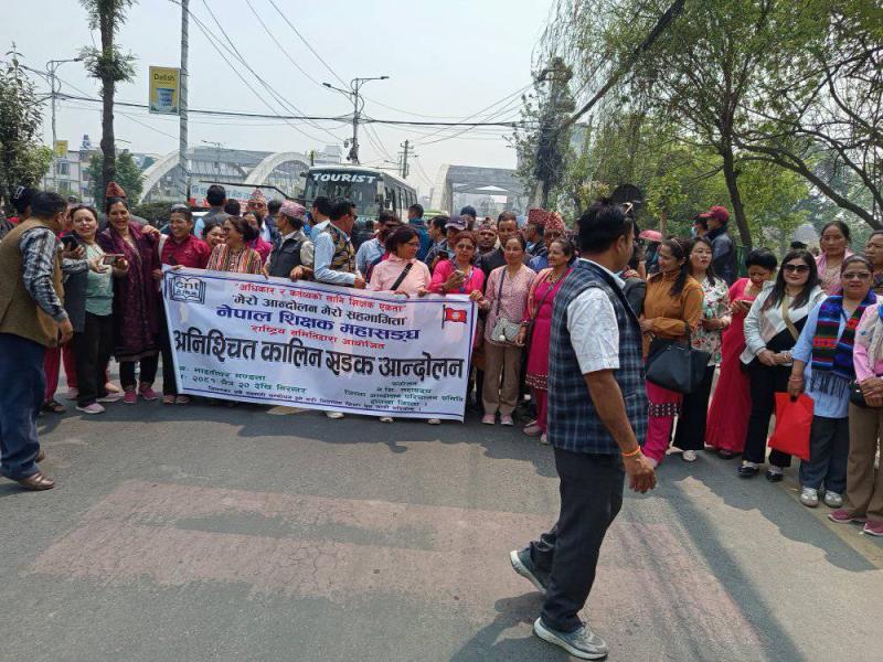 शिक्षकको शान्तिपूर्ण आन्दोलन जारी