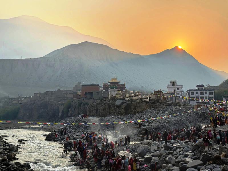 कागवेनीमा पितृ तर्पण गर्दै तीर्थालु