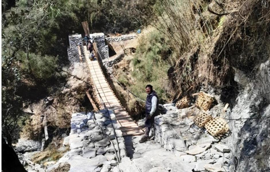 ढोरपाटन–गुर्जा पदमार्गमा काठे पुल निर्माण