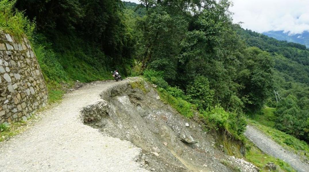 घोडेपानी सडक अवरुद्धः पर्यटक र स्थानीयलाई सास्ती