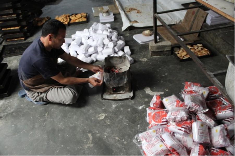 आलेखः सात दशकदेखि स्वाद चखाउँदै धनकुटे नरिवल बिस्कुट