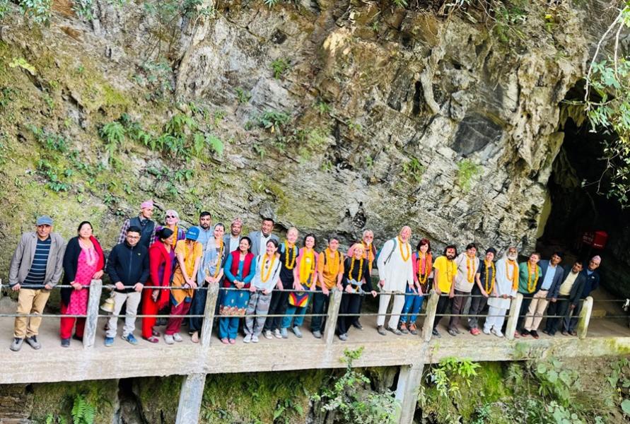 पर्यटकको रोजाइमा विचित्र गुफा
