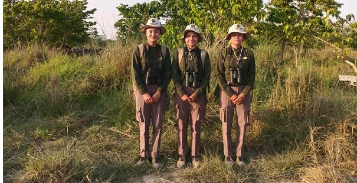 आलेखः चितवन निकुञ्ज क्षेत्रमा साहसिकतामा रमाउँदै ‘नेचर गाइड’ महिला
