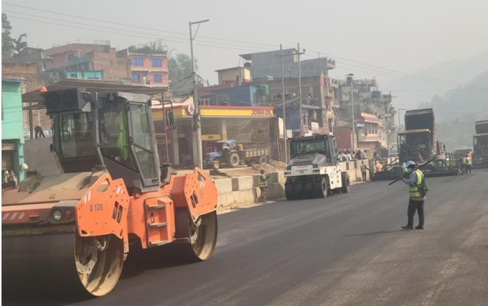 मुग्लिन पोखरा सडक : दमौली बजारस्थित बागबजार खण्डमा दोस्रो चरणको कालोपत्र सुरु