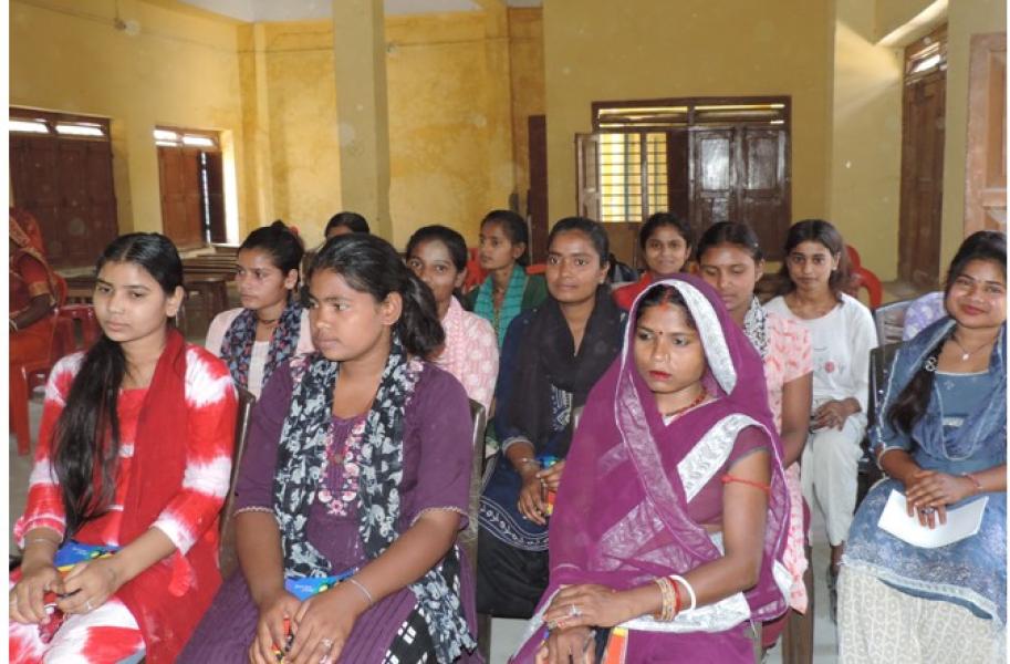 मिथिला ‘पेन्टिङ’ सिकाइमा जम्दै किशोरी