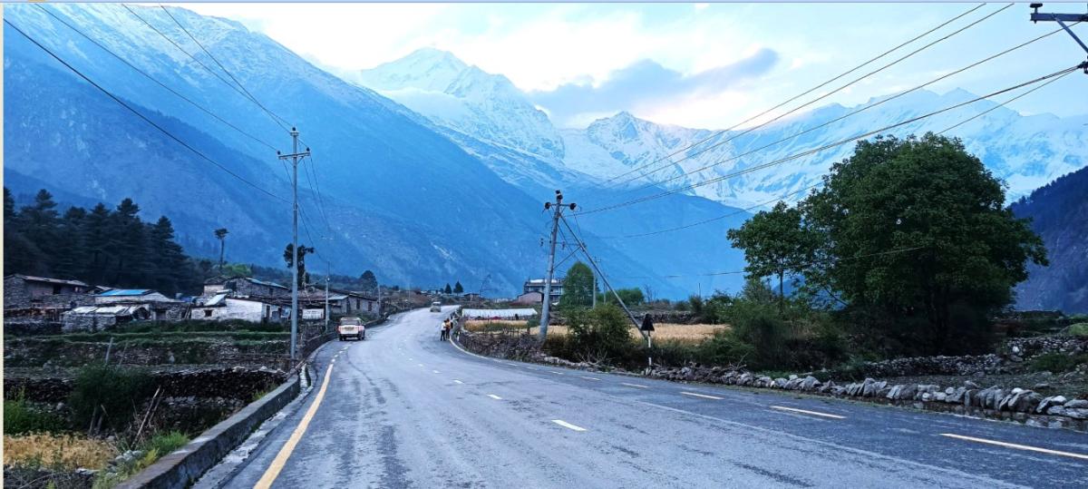 मुस्ताङको लेतेडाँडा र धौलागिरि हिमाल