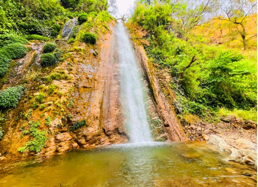 आकर्षणको केन्द्र बन्दै छहरे झरना