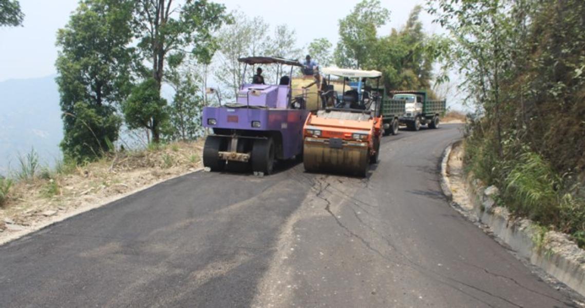 घ्याम्पेसाल पाँचखुवा देउराली ताकुकोट सडक २८ वर्षपछि कालोपत्र