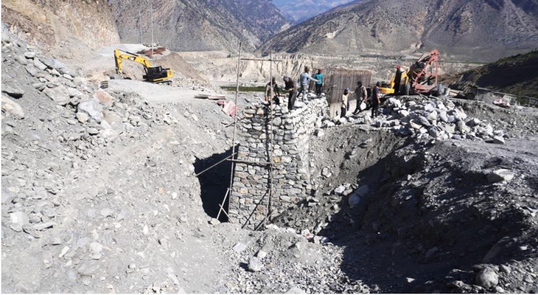 मुस्ताङको ठिनी खोलामा धमाधम मोटरेबल पुल बन्दै