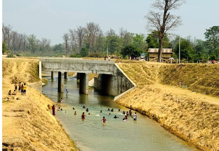 नहरमा नुहाउँदै