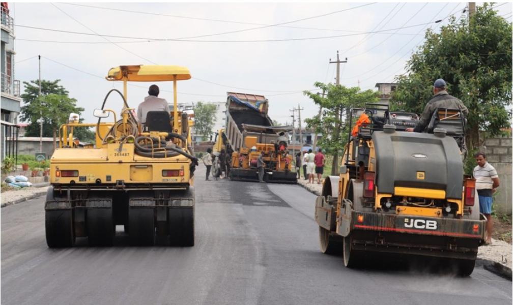 बिर्तामोडका विभिन्न सडक धमाधम कालोपत्र गरिँदै