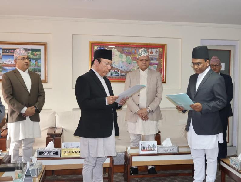 नवनियुक्त गभर्नर डा. पौडेलद्घारा सपथ तथा पदभार ग्रहण