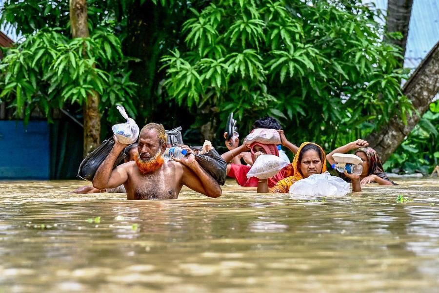 बाढीले विस्थापित करिब तीन लाख बङ्गलादेशी आपतकालीन आश्रय स्थलमा