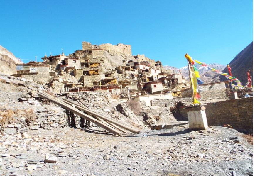 बर्खा लाग्यो : डरै डरमा मनाङका माटाका घर