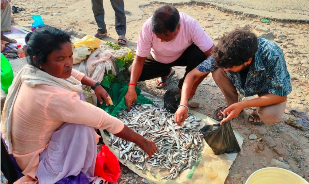 महाकालीको माछा बेचेर जीविका चलाउँदै