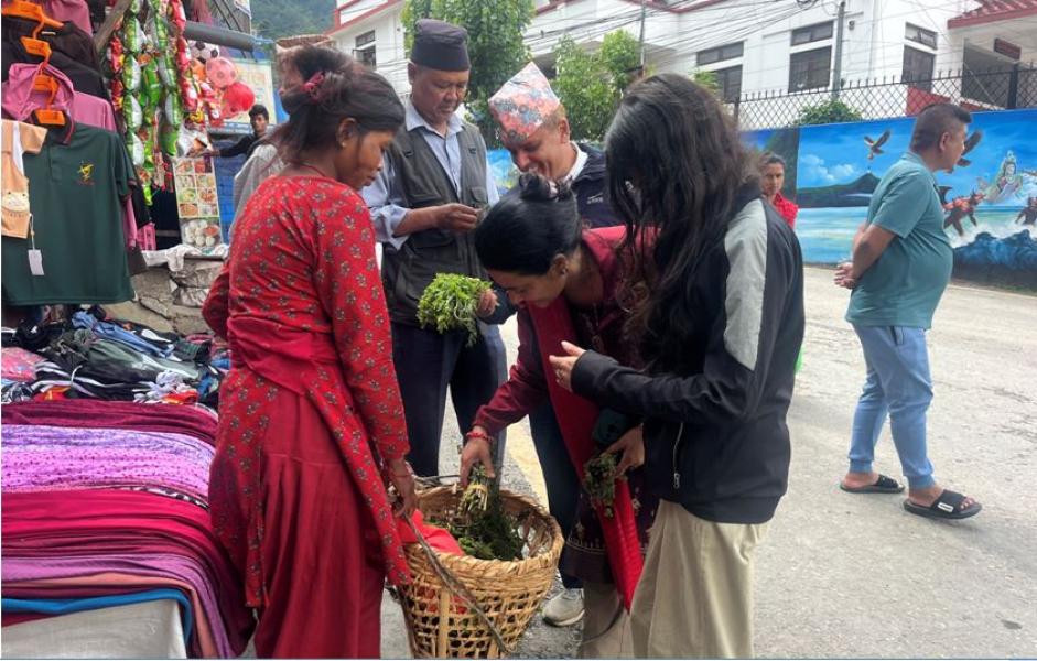 निगुरो बेचेर घरखर्चको जोहो गर्दै कुमाल समुदाय