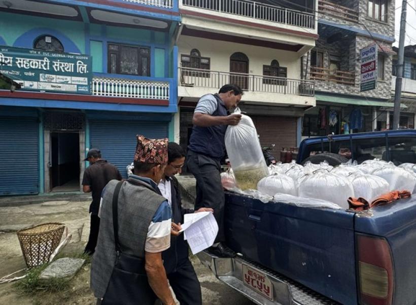 पर्वतका कृषकलाई दुई लाख माछाका भुरा वितरण