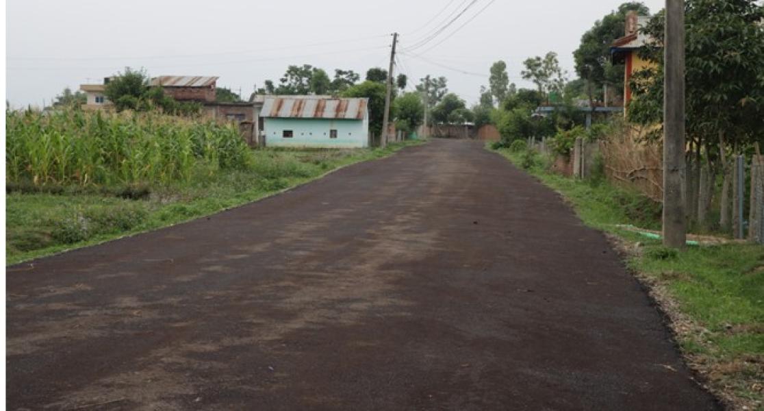 गाउँगाउँमा सडक कालोपत्र भएपछि स्थानीय खुसी