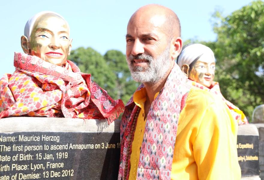 मौरिस हर्जोगको सालिकमा छोरा माथिएस