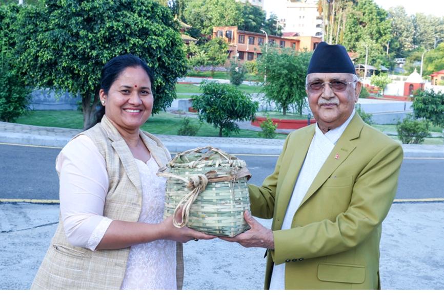 प्रधानमन्त्रीलाई चेपाङ समुदायबाट चिउरी उपहार