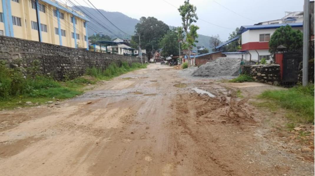 सदरमुकामकै सडक एक दशकदेखि जीर्ण