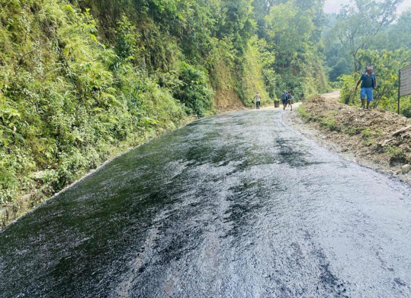 चिसापानी–देउराली–बानीडाँडा सडक धमाधम कालोपत्र हुँदै