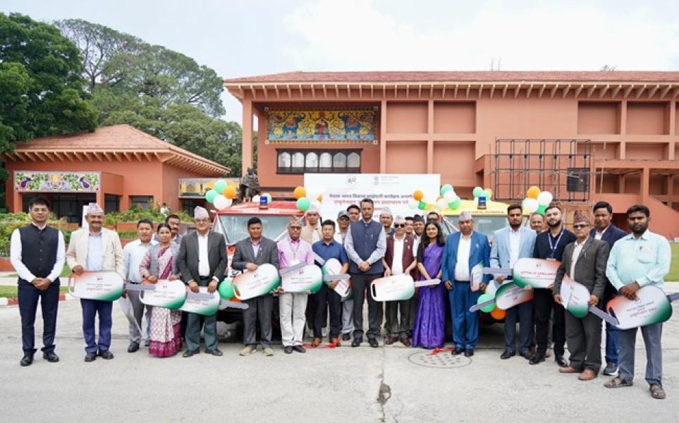 भारत सरकारद्वारा नेपालका स्वास्थ्य संस्थालाई ४० एम्बुलेन्स प्रदान