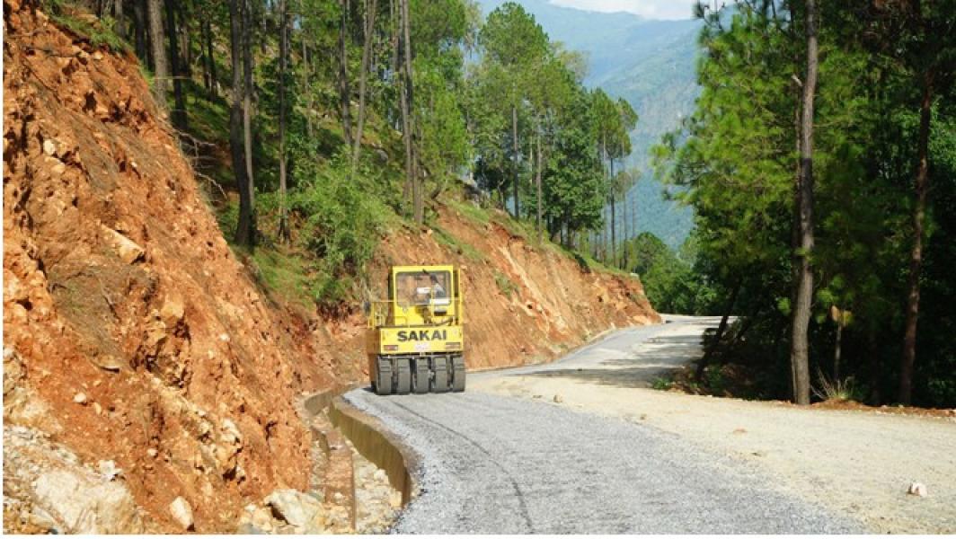 ट्रयाक खुलेको सत्ताइस वर्षपछि रत्नेचौर–भकुण्डे सडक कालोपत्र थालियो