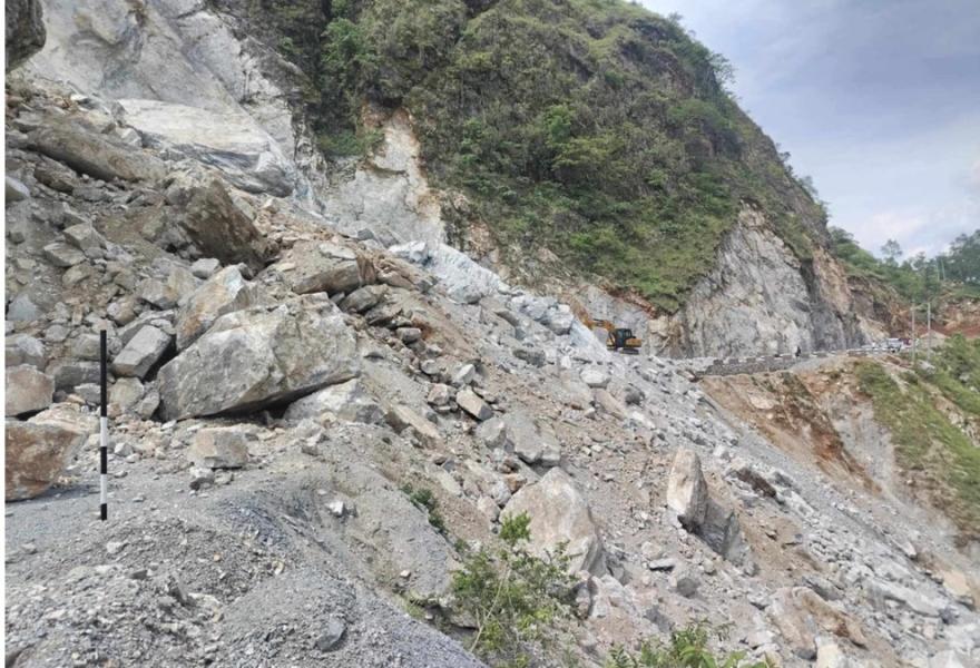 वर्षाले विभिन्न राजमार्गका छ स्थानमा सडक अवरुद्ध