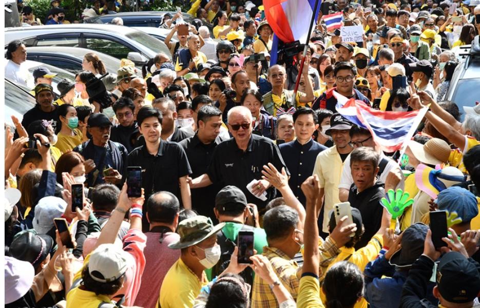 थाइल्यान्डका ‘पहेँलो सर्ट’ हरू सडकमा, प्रधानमन्त्रीको राजीनामा माग