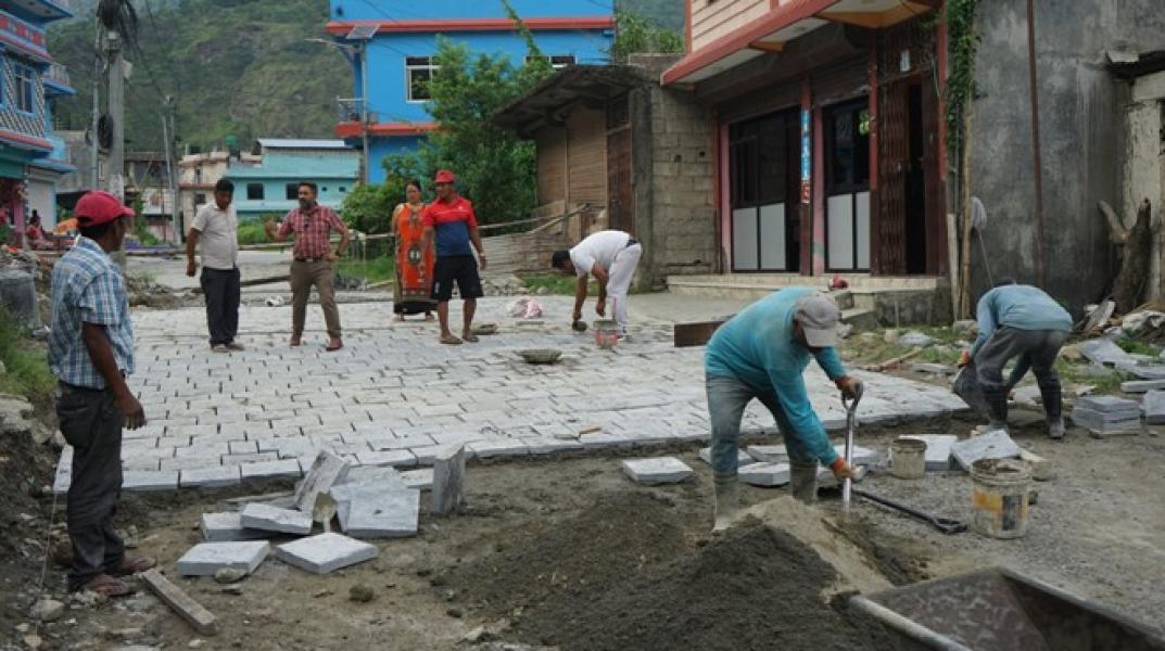 गलेश्वर बजार सौन्दर्यीकरण: सडकमा ढुङ्गा बिछ्याउन थालियो