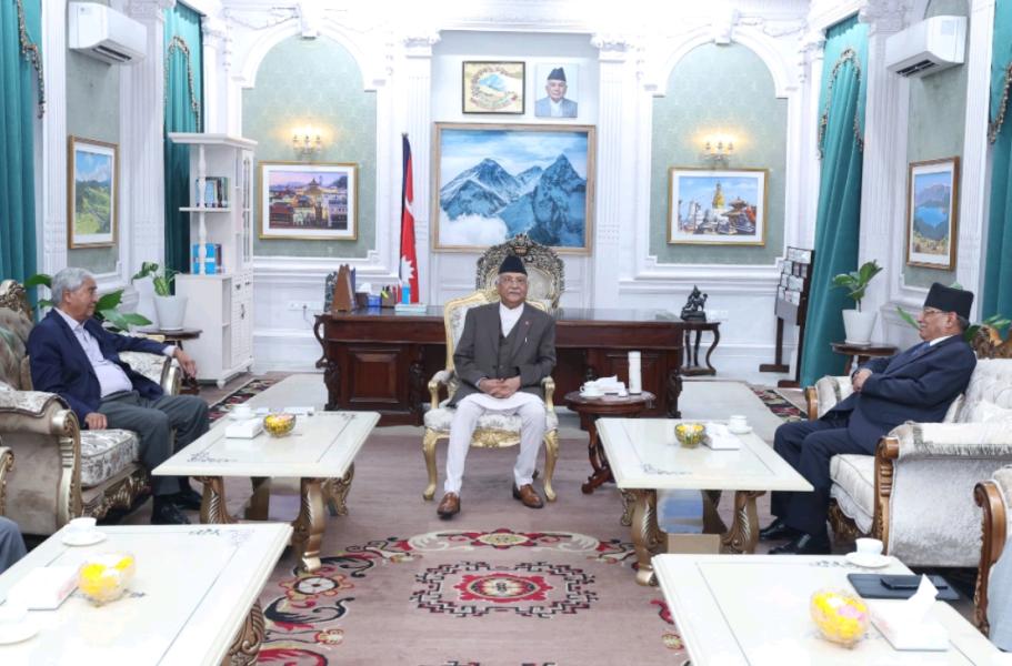 प्रधानमन्त्रीसहित तीन दलका शीर्ष नेताको बैठक