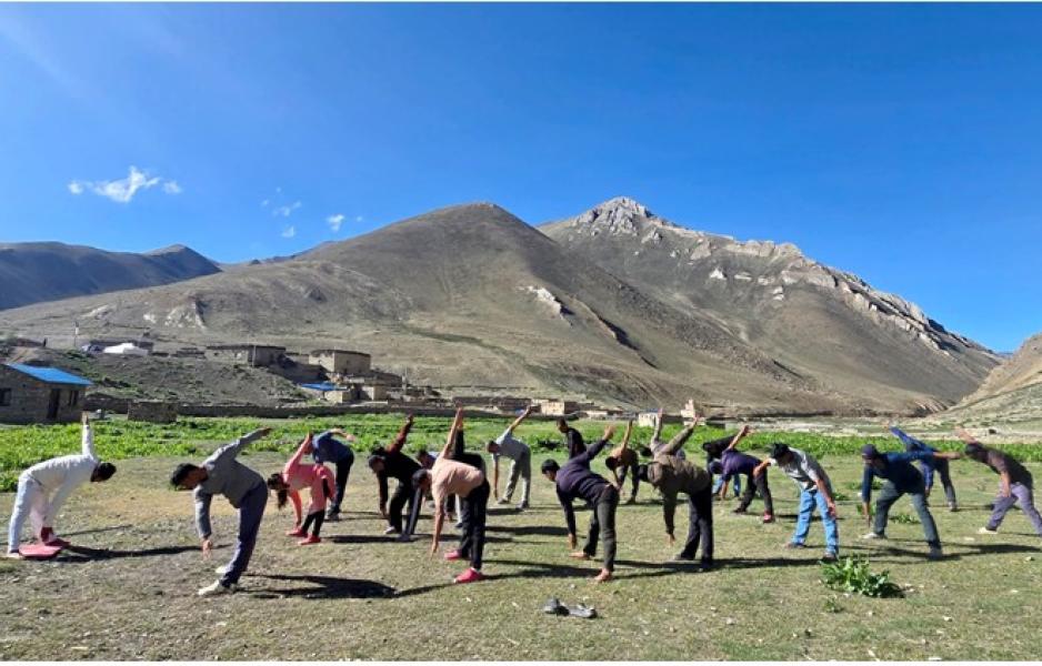 योगा गर्दै सर्वसाधारण