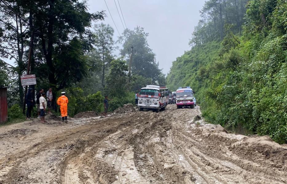 धुलिखेल–खावा सडक स्तरोन्नतिको काम समयमै नहुँदा यात्रुलाई सास्ती